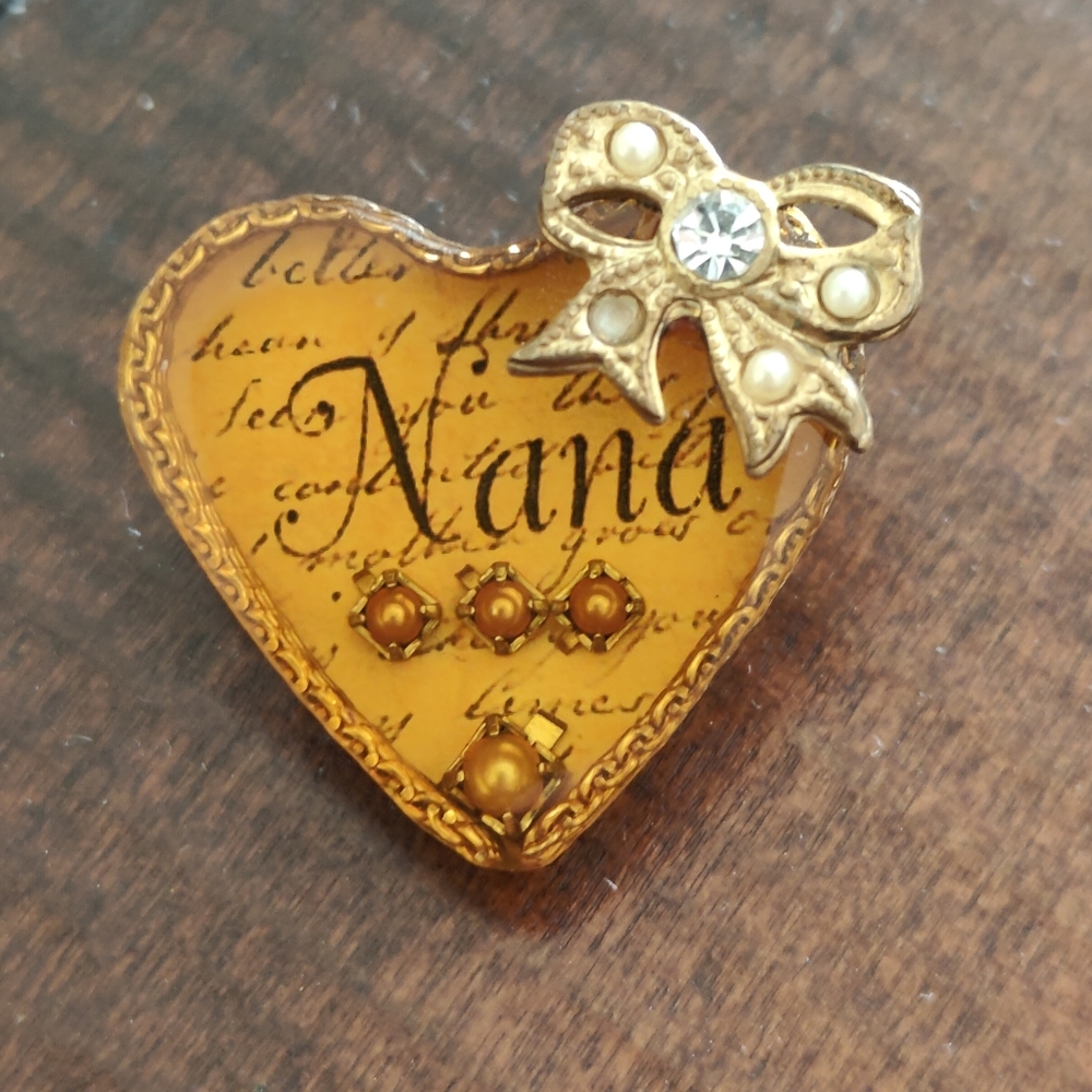 Vintage Maximal Art Pin: 1-Inch Nana Heart With Bow!